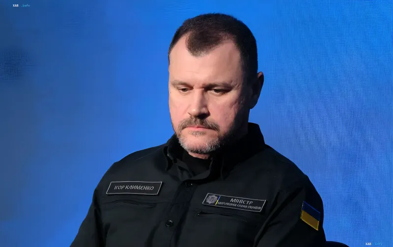 Ihor Klymenko in Uniform des ukrainischen Innenministeriums, vor blauem Hintergrund — Kandidat für das Amt des Verteidigungsministers