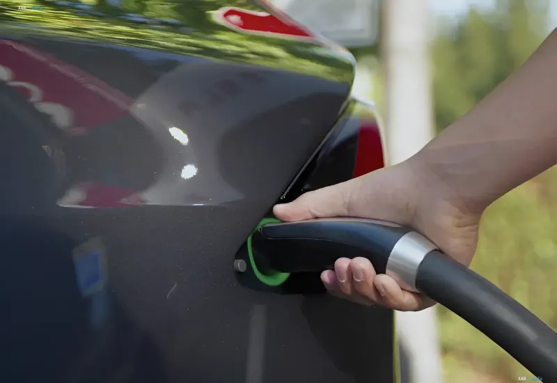 Laden eines Tesla-Elektrofahrzeugs mit einer LFP-Batterie von CATL, die die Überlegenheit der chinesischen Technologie gegenüber Panasonic und LG Chem zeigt