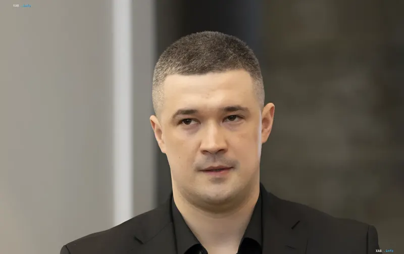 Михаил Федоров в черном костюме на фоне нейтрального интерьера, обсуждающий свою отставку и роль в войне