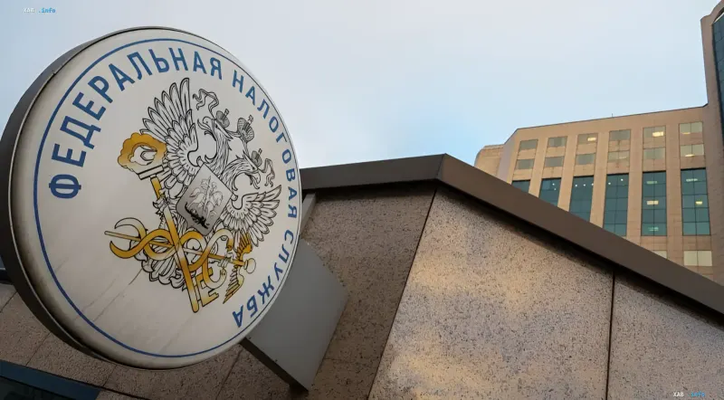 Логотип Федеральної податкової служби Росії на фоні будівлі, що ілюструє тему податкової пастки та можливого включення РФ до чорного списку офшорів Португалії
