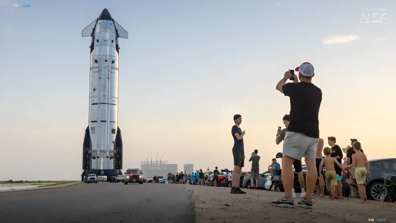 Ракета Starship на стартовой площадке SpaceX перед историческим 13-м полетом, окруженная зрителями
