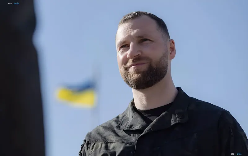 Евгений Хмара, новый и.о. министра обороны Украины, на фоне украинского флага