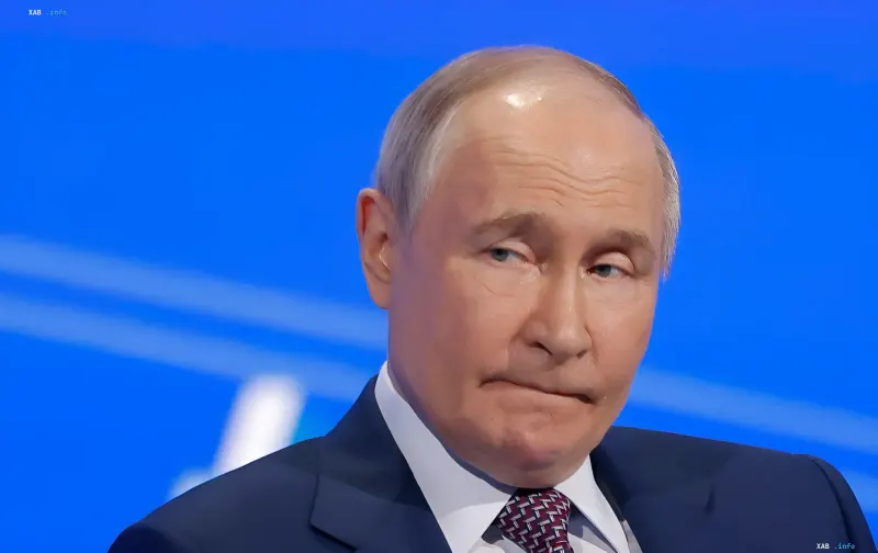 Владимир Путин на фоне синего экрана, выражение лица отражает серьезность ситуации с падением рейтинга