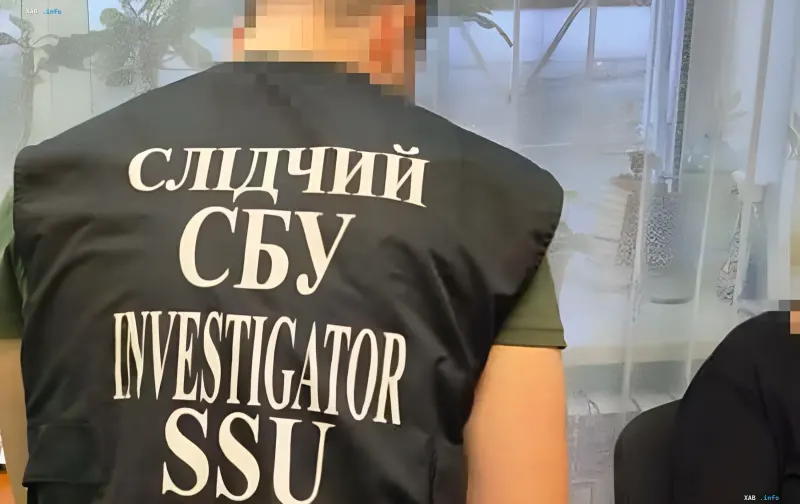 Слідчий СБУ у жилетці з написом 'Слідчий СБУ' розслідує справу про співпрацю екс-чиновниці з Алчевська з окупантами