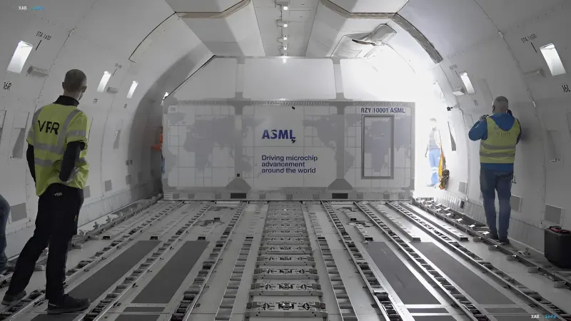 Співробітники ASML завантажують обладання в літак, що символізує глобальний вплив компанії та зростання попиту на чіпи для ШІ