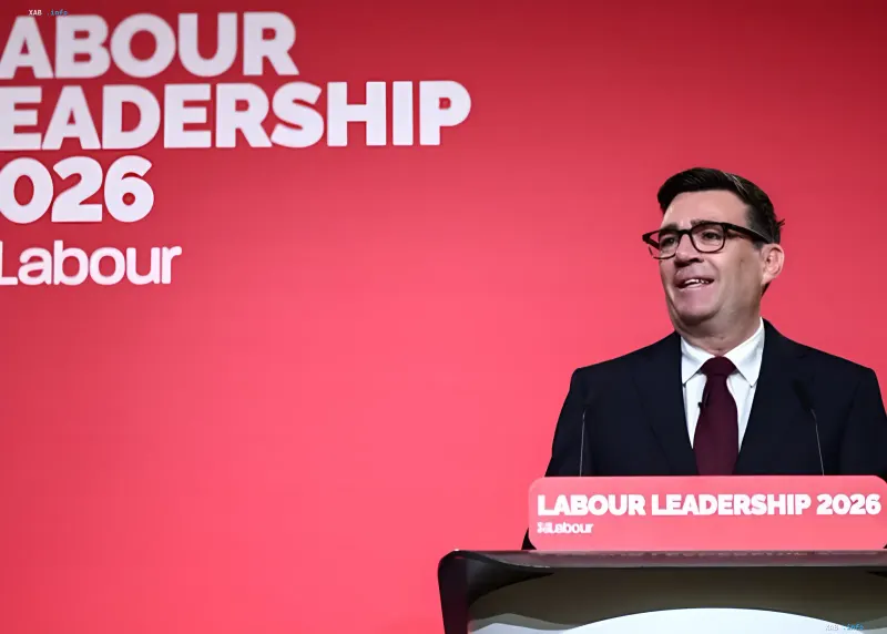 Мэр Манчестера выступает на подиуме с надписью 'Labour Leadership 2026', символизируя путь к премьерству