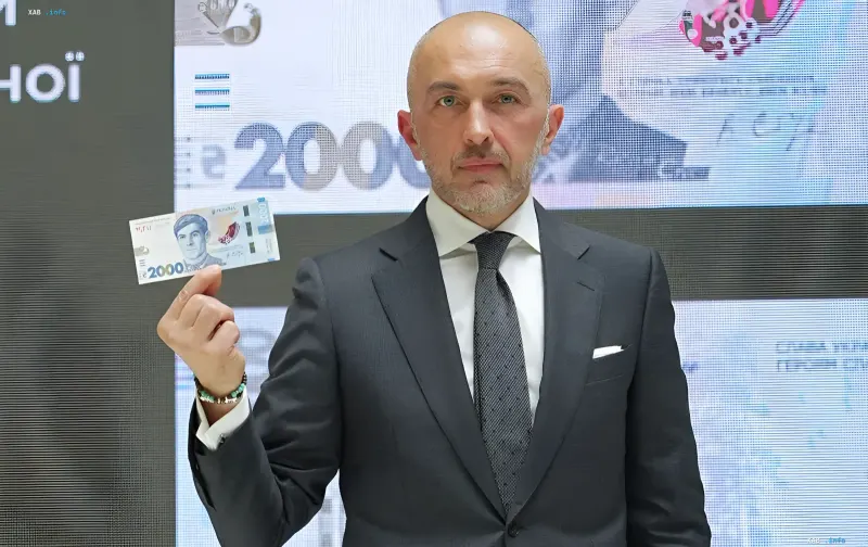 NBU-Gouverneur Kyrylo Schewtschenko hält die neue Banknote im Wert von 2000 Griwna mit dem Porträt von Wasyl Stus