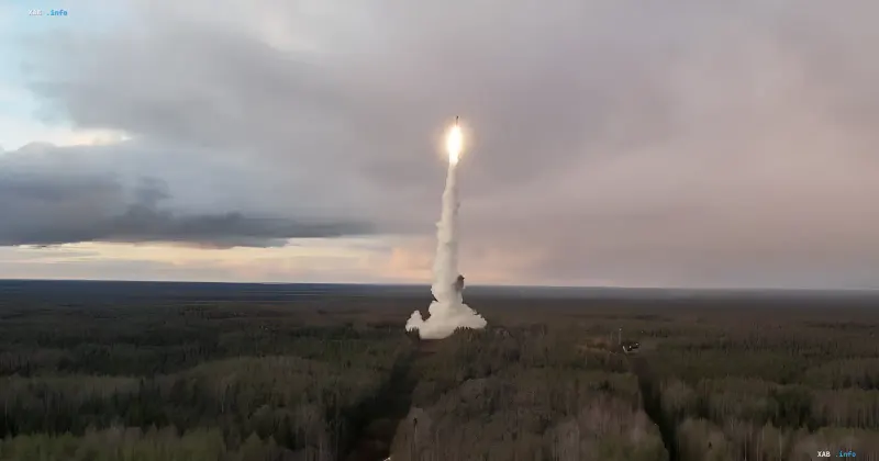 Запуск ракети «Орешник» над лісовою місцевістю: димний слід і яскраве полум'я двигуна на фоні хмарного неба