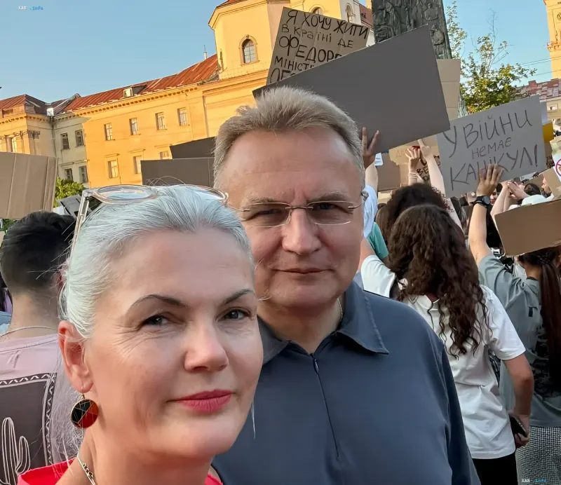 Lviv Mayor Andriy Sadovoy at a rally supporting Minister Olexiy Fedorov with placards