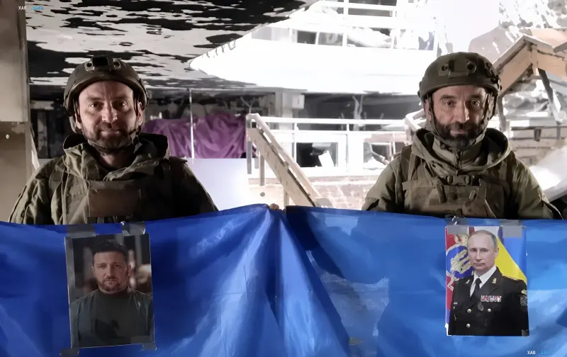 Два бойца полка «Скеля» в военной форме с фотографиями Зеленского и Путина на синем фоне, задержанные в Константиновке