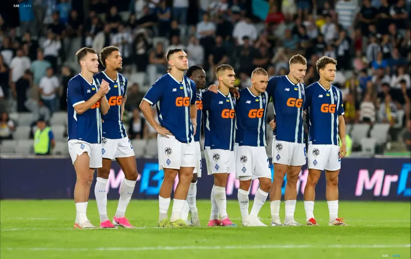 Spieler von Dynamo Kiew in blau-lichtblauen Trikots mit GG- und MG-Logos auf dem Feld vor einem Europapokal-Spiel
