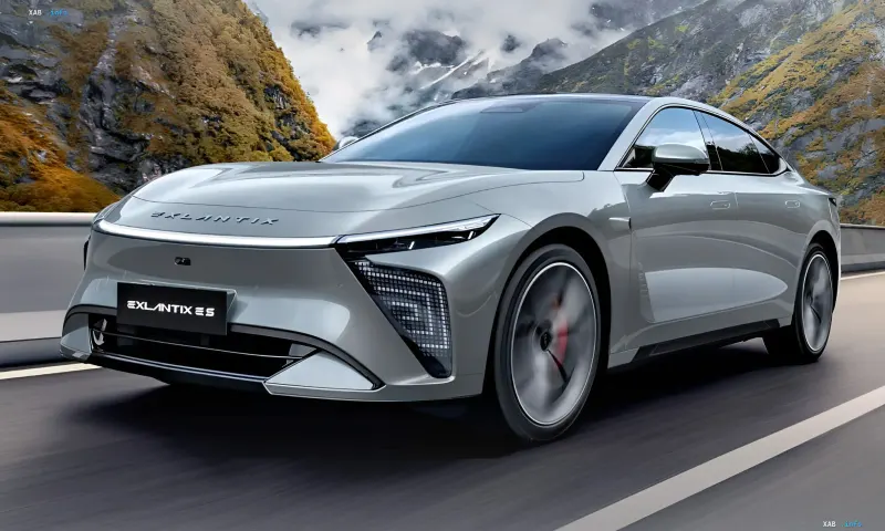 Сріблястий седан Chery Exeed Exlantix ES 2027 на гірській дорозі, що демонструє футуристичний дизайн та технології ШІ