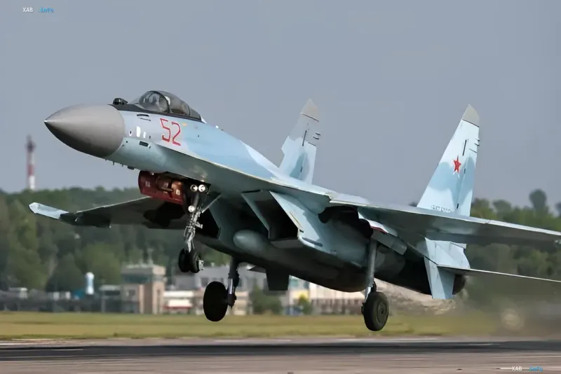 Российский истребитель Су-35 в момент взлета, символизирующий надежность и востребованность, как у легендарного АК-47