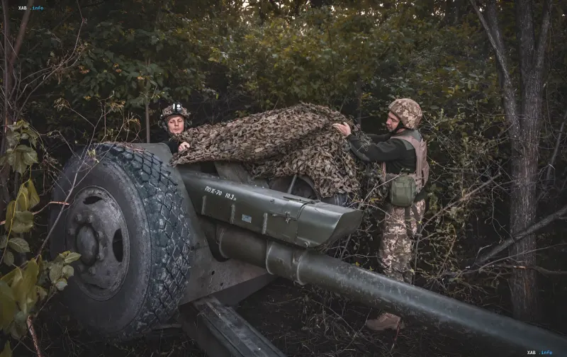 Ukrainische Artilleristen tarnen eine 152-mm-Haubitze D-20 im Wald an der Sumy-Front