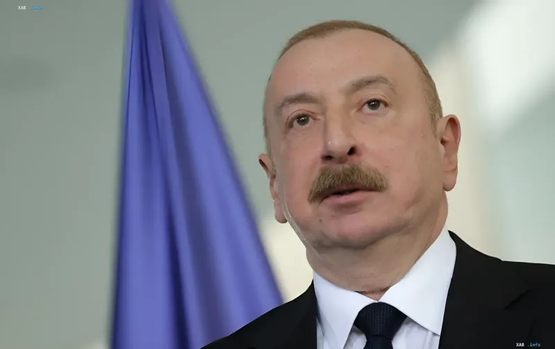 Президент Азербайджана Ильхам Алиев в Баку на фоне флага, обсуждающий тайные переговоры о мире между бывшими чиновниками РФ и ФРГ