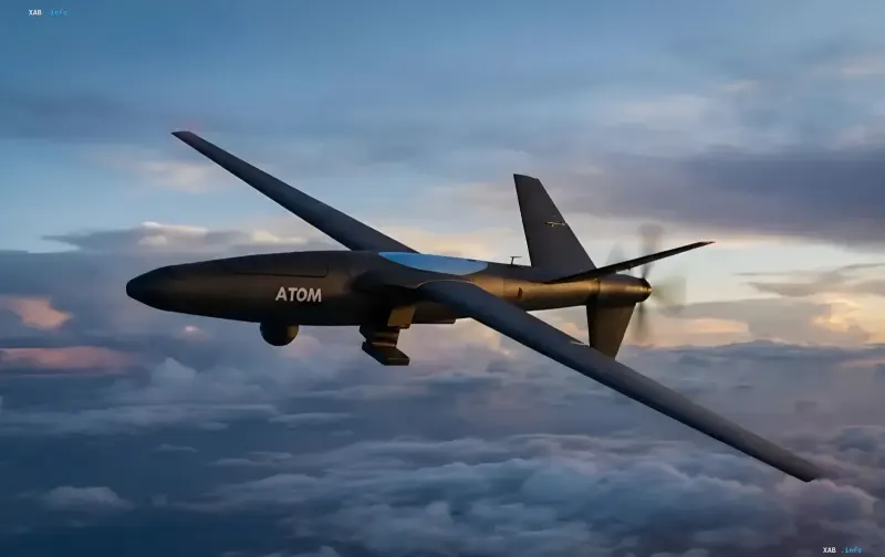 Kampfdrohne ATOM im Flug über den Wolken – Symbol für den Übergang vom Verkauf von „Hardware“ zu komplexen Ökosystemlösungen in der ukrainischen Verteidigungsindustrie