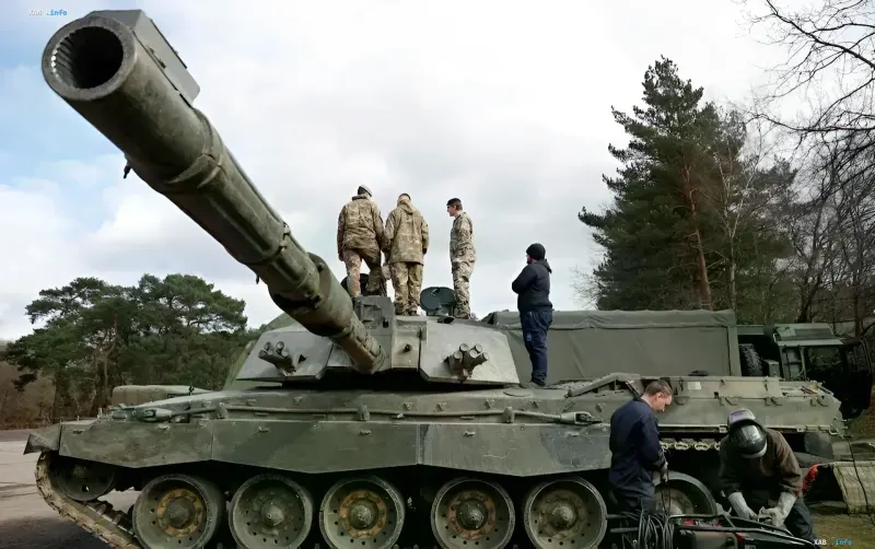 Британські військовослужбовці оглядають танк Challenger 2, що символізує військову підтримку України від нового міністра оборони Уеса Стрітінга