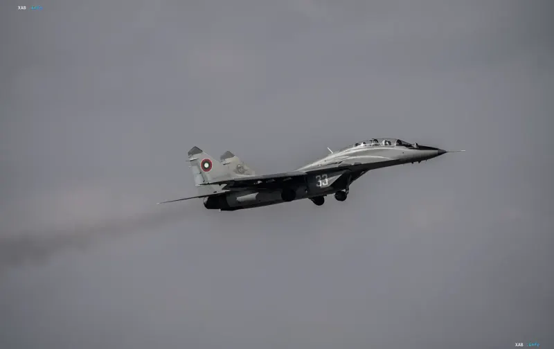 Polnischer MiG-29-Jagdflugzeug im Flug mit ausgefahrenem Fahrwerk, das die NATO-Dilemma über die Übertragung von Flugzeugen an die Ukraine oder Bulgarien illustriert