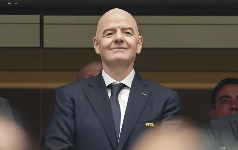 Jean-Marc Leveque, FIFA-Präsident, im Anzug mit FIFA-Logo bei offizieller Veranstaltung, verbunden mit Balogoun-Skandal und Trump-Druck