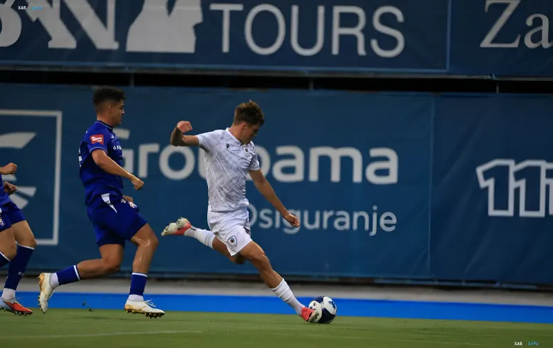 LNZ-Spieler in weißer Trikot schießt im historischen Debütspiel gegen Gent in europäischen Wettbewerben