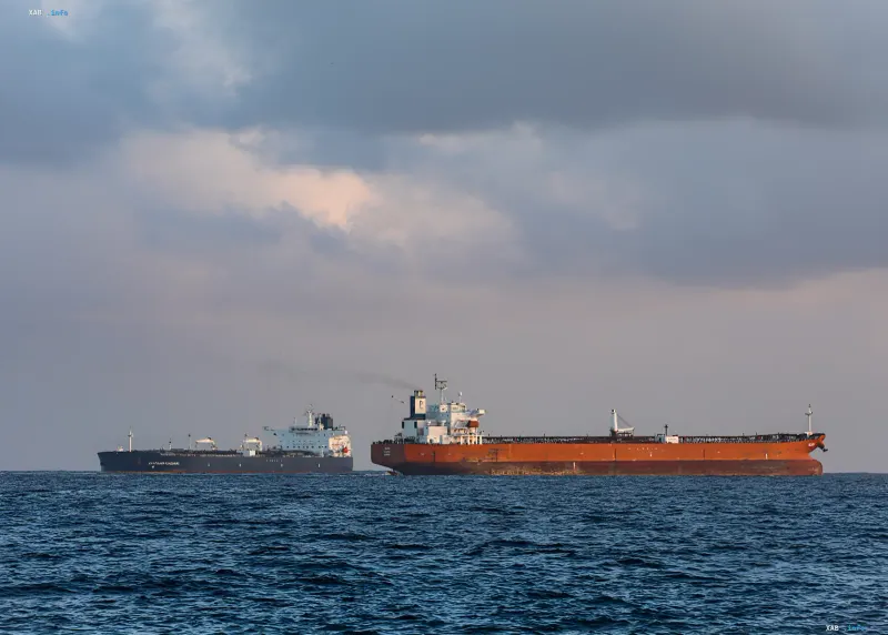 Нефтяные танкеры в открытом море, символизирующие рост цен на российскую нефть в Индии из-за кризиса на Ближнем Востоке