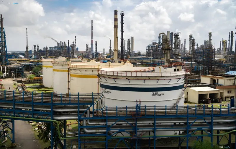 Нефтеперерабатывающий завод с резервуарами и трубами, иллюстрирующий рост цен на нефть и увеличение нефтегазовых доходов России в июле