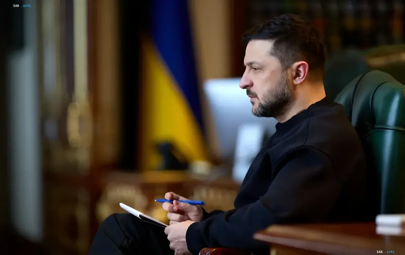 Президент Украины Владимир Зеленский в офисе с украинским флагом на фоне, обсуждает сделку по совместному производству ракет Patriot с Raytheon
