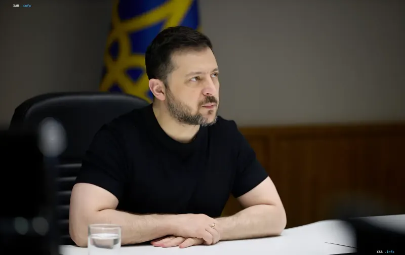 Ukrainian President Volodymyr Zelenskyy in a black t-shirt at a meeting, discussing the transfer of experience to the new command of the Armed Forces of Ukraine