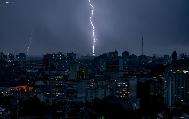 Starker Gewitter über Kiew mit hellen Blitzen, die die nächtliche Skyline und Hochhäuser beleuchten, einschließlich des Fernsehturms; Meteorologen warnen vor Risiken für das Stromnetz