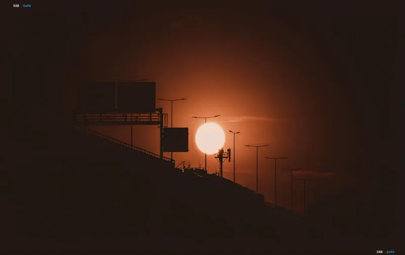 Sonne bei Sonnenuntergang, die die Entdeckung der chemischen Zusammensetzung des Sterns, einschließlich Silber, symbolisiert