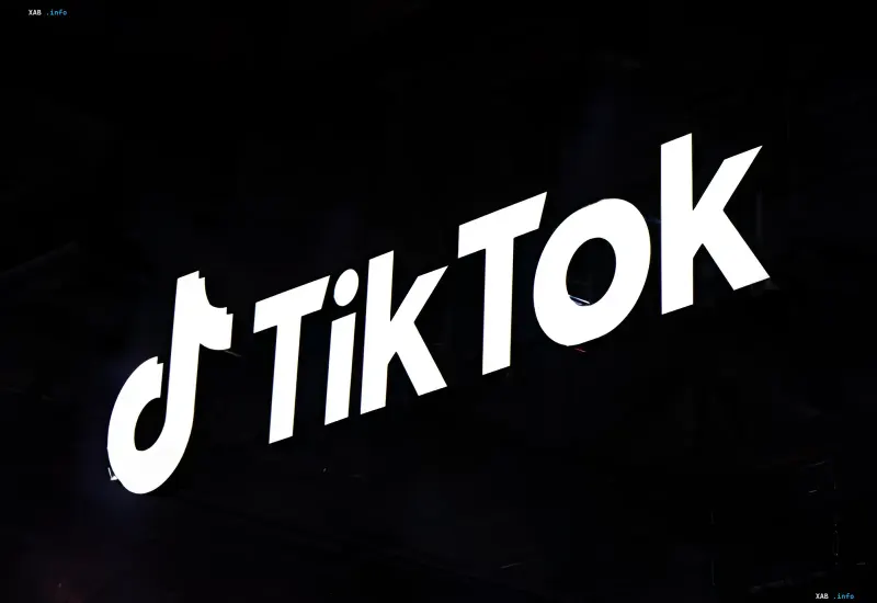 Логотип TikTok на темному фоні: соціальна мережа стикається з новими штрафами та регуляторним тиском в Європі та Південній Кореї
