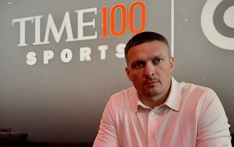 Oleksandr Usyk vor dem TIME100 Sports-Logo, der seine Entscheidung bekannt gibt, nicht für das Präsidentenamt zu kandidieren