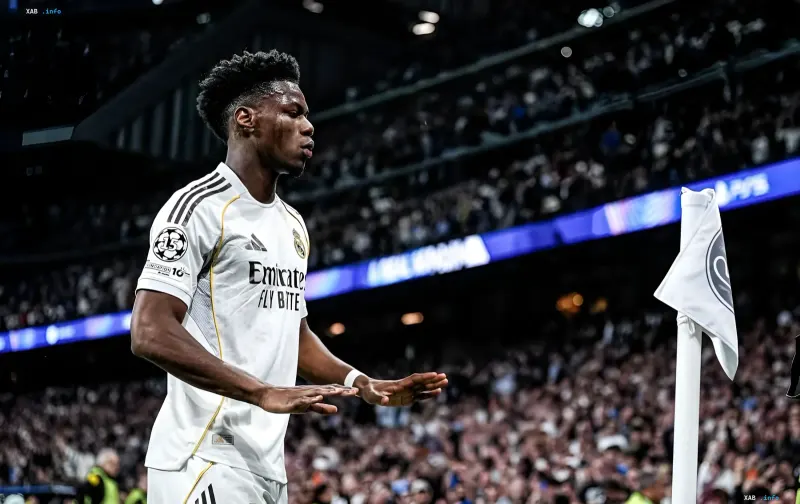 Aurelien Tchouameni im Trikot von Real Madrid vor einem Stadionhintergrund, der die Transferstrategie von Mourinho illustriert