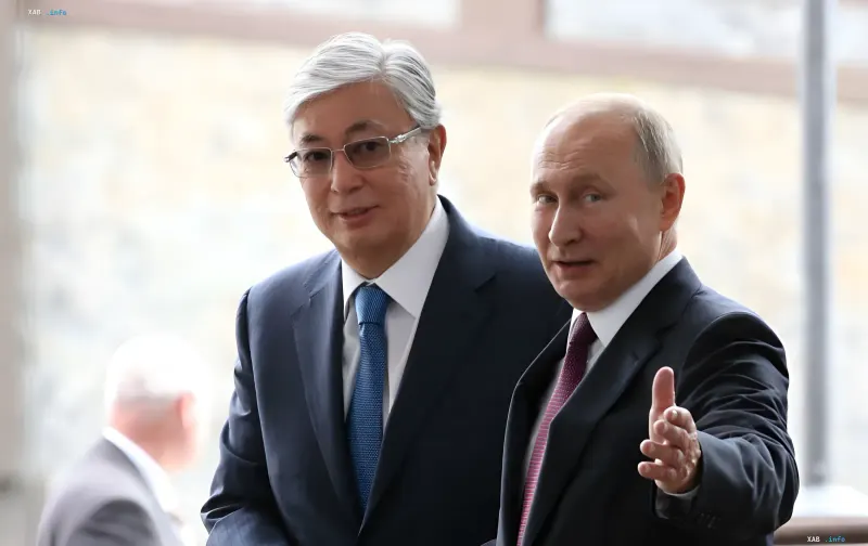 Präsident von Kasachstan Kassym-Jomart Tokajew und Präsident von Russland Wladimir Putin während eines Treffens, bei dem die Möglichkeit einer Einfrierung des Konflikts und einer Rückkehr zu den Bedingungen von Istanbul diskutiert wurde