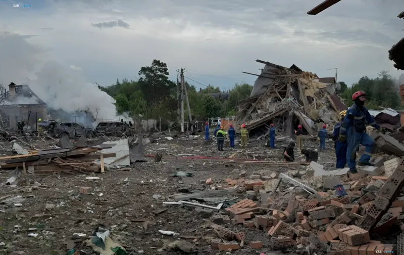 Разрушенные здания и спасатели на месте удара по выставке в Киевской области, где погибли 10 человек