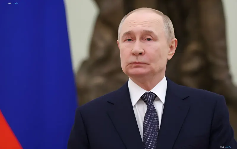 Владимир Путин на фоне российского флага: реакция Кремля на удары по складам Wildberries и уязвимость экономики