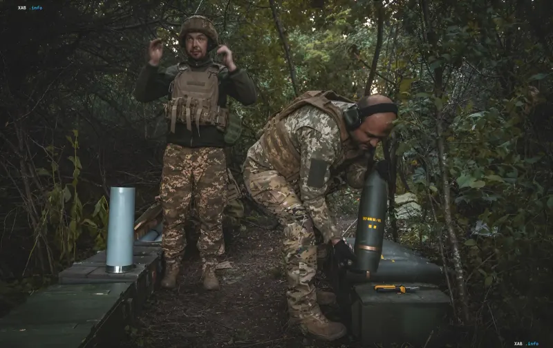 Russische Soldaten bereiten Artilleriegeschosse im Wald auf dem Pokrowsk-Richtung vor als Teil der Vorbereitungen für einen Quad-Bike-Angriff in Richtung Dobropillya