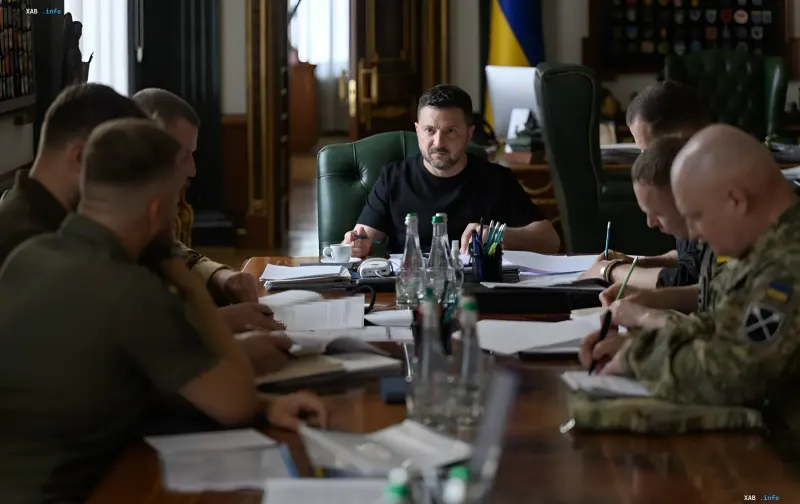 Der ukrainische Präsident Wolodymyr Selenskyj bei einem Treffen mit Militärs, die die Ausweitung von Langstreichschlägen gegen Russland bis nach Sibirien und den Ural diskutieren