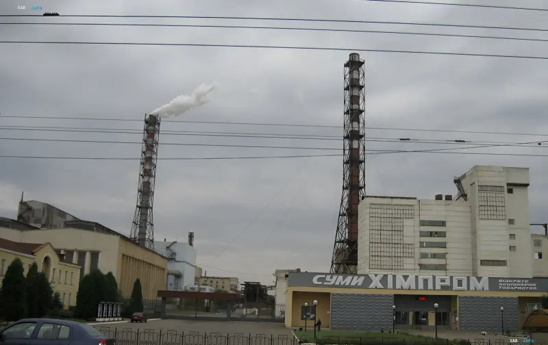 Produktionsanlagen und Schornsteine des Werks Sumykhimprom in Sumy, Objekt der bevorstehenden Auktionen zum Verkauf von Staatsvermögen im Oktober 2026.