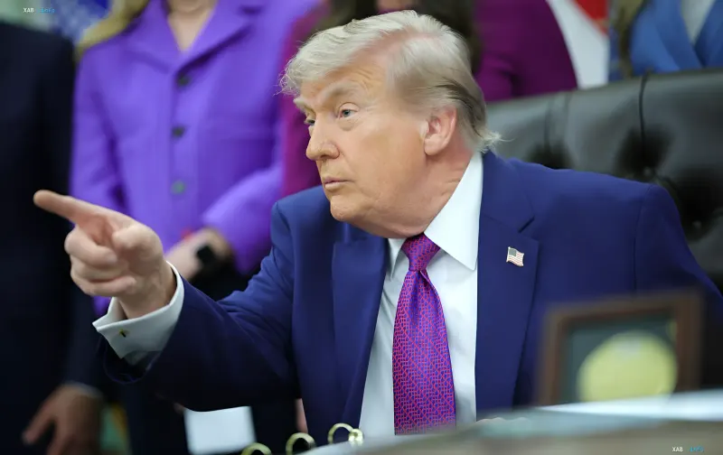 Дональд Трамп указывает пальцем, комментируя заявление Зеленского о передаче Россией Ирану данных об американских базах