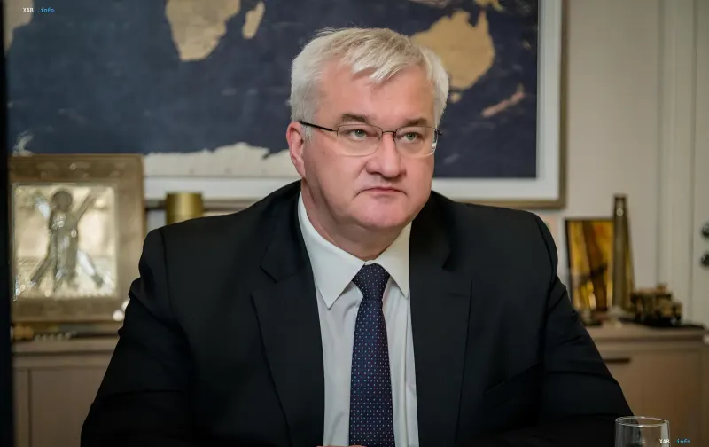 Прем'єр-міністр Польщі Матеуш Моравецький в офісі з картиною світу на фоні, обговорюючи затримання підозрюваних у нападі на українців у Вроцлаві