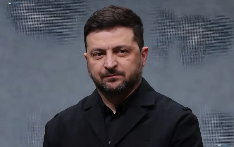 Президент України Володимир Зеленський на фоні екрана з картиною світу, обговорюючи плани Росії щодо мобілізації та підтримки з боку КНДР та Ірану
