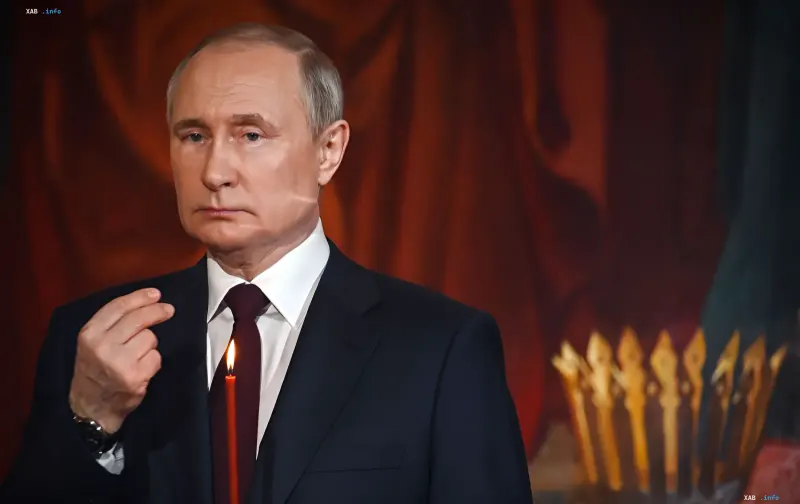 Володимир Путін із запаленою свічкою на фоні ікони, що символізує провокаційні дії в контексті територіальних претензій до Польщі