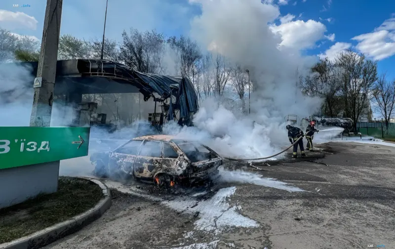 Пожежа на заправці в Харківській області: пожежники гасять загорілий автомобіль та пошкоджене навіс