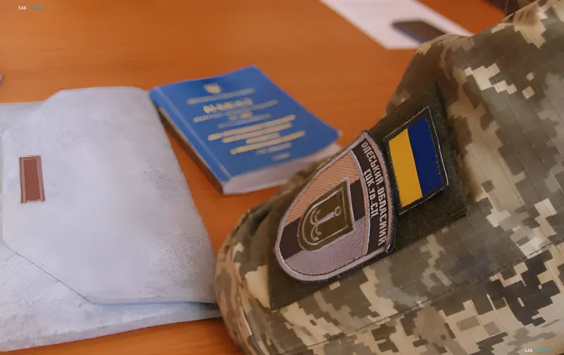 Символическое изображение: военная форма с нашивкой ТЦК Одесса, паспорт и конверт — метафора взятки за снятие с розыска