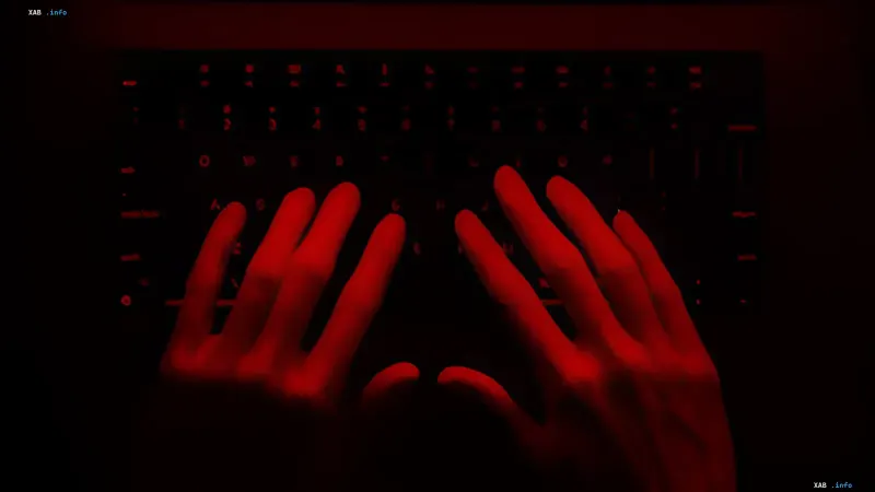 Hackerhände auf einer Tastatur im roten Licht, die Cyberbedrohungen des Jahres 2026 symbolisieren