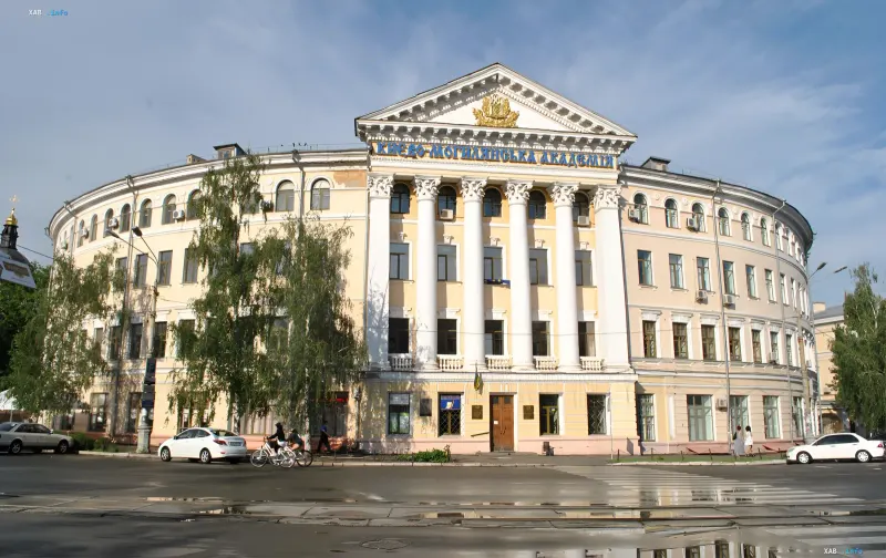 Haupteingang des Nationalen Universitätszentrums «Kiewer Mohyla-Akademie» (NUKMA) in Kiew, wo die Studiengebühren im Jahr 2026 um 11% steigen und ab 50.000 Hrywnja beginnen.