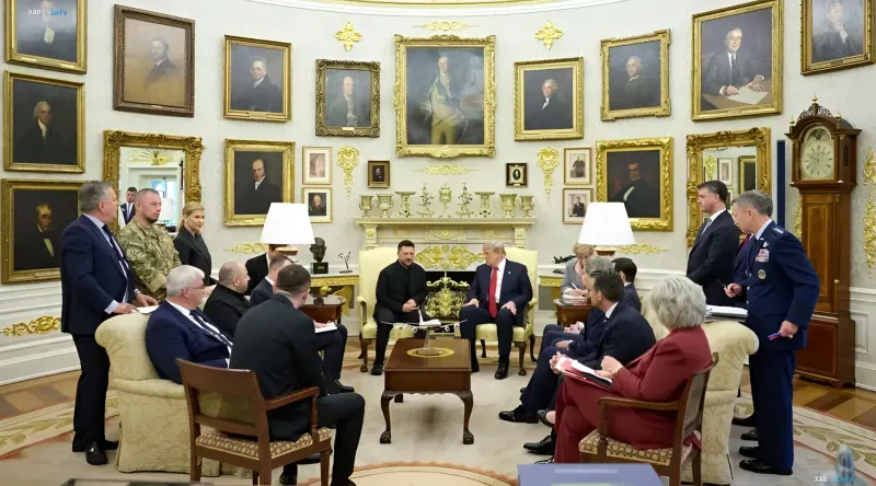 Президент Украины Владимир Зеленский и Дональд Трамп ведут переговоры в Овальном кабинете Белого дома в окружении делегаций