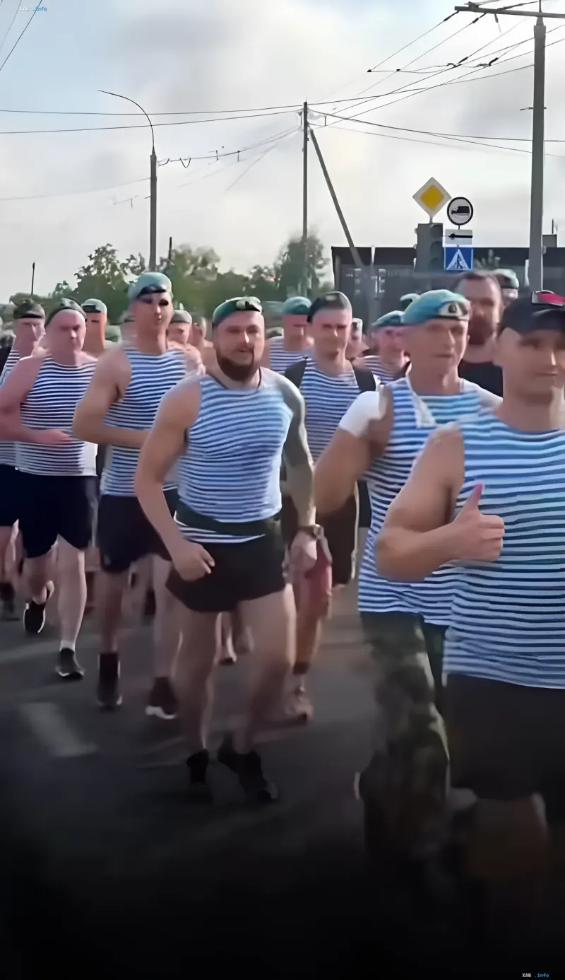 Teilnehmer des Massenlaufs zum Tag der VDV in Brest am 2. August in gestreiften Hemden und Baskenmützen