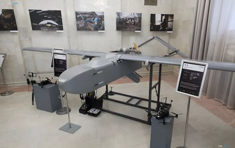 Präsentation des ukrainischen UAV X-8 und FPV-Drohnen, die für Angriffe auf Logistikzentren und Raffinerien in Russland verwendet werden